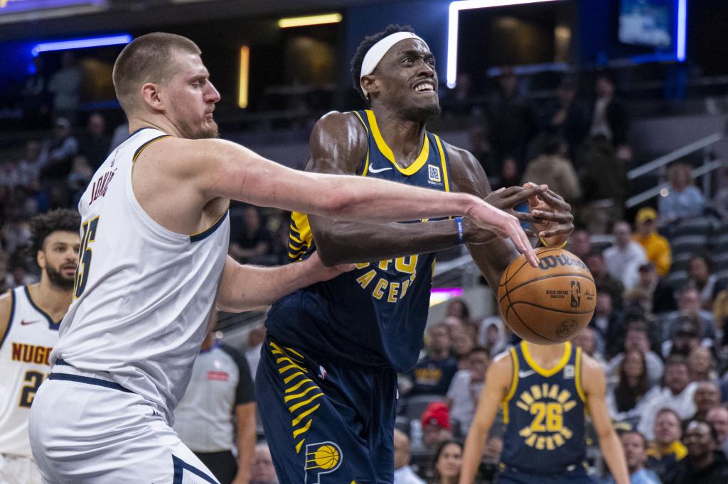 Nikola Jokic trata de robar el balón a Pascal Siakam.