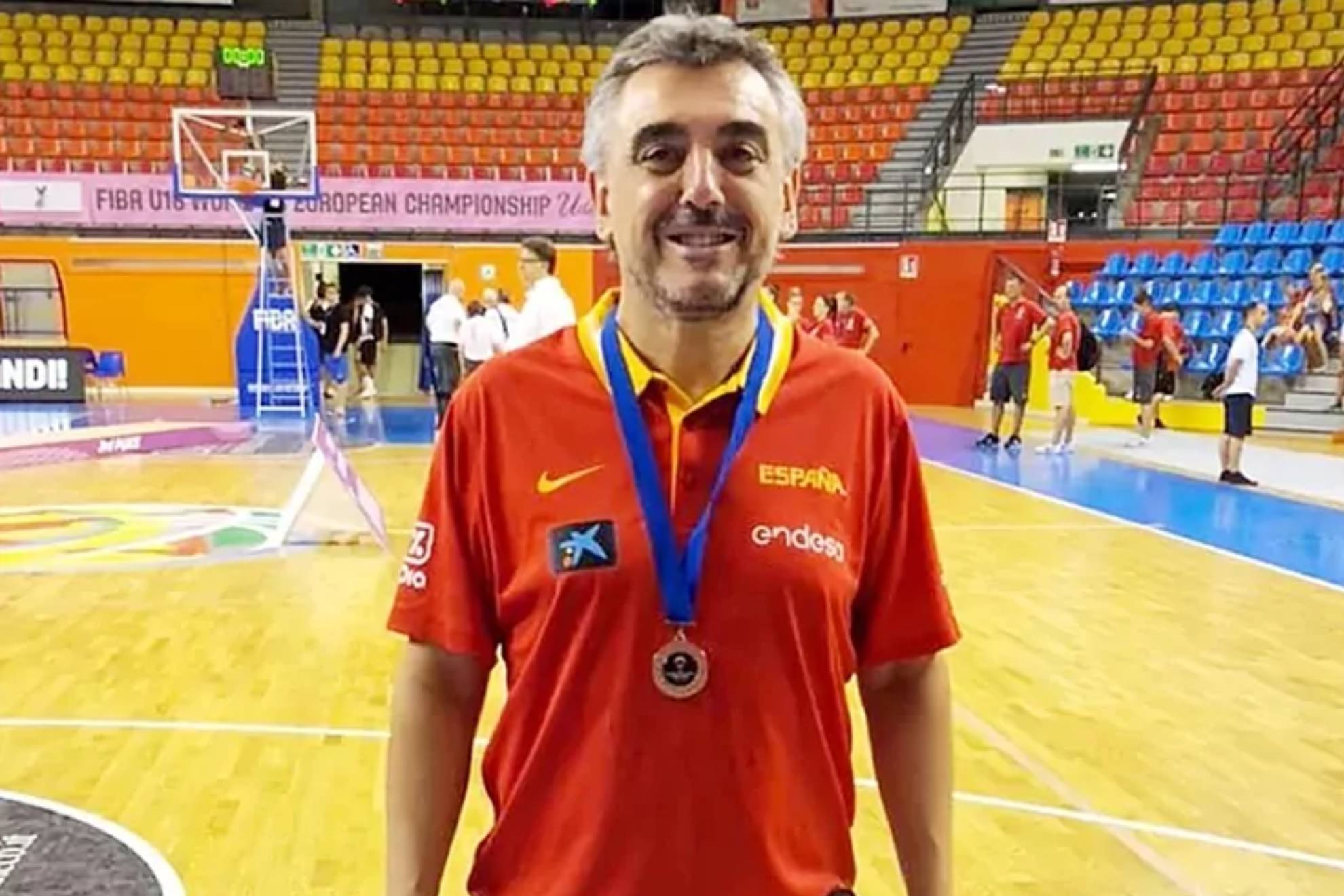 Mario López, après avoir remporté une médaille avec une équipe de formation féminine espagnole.