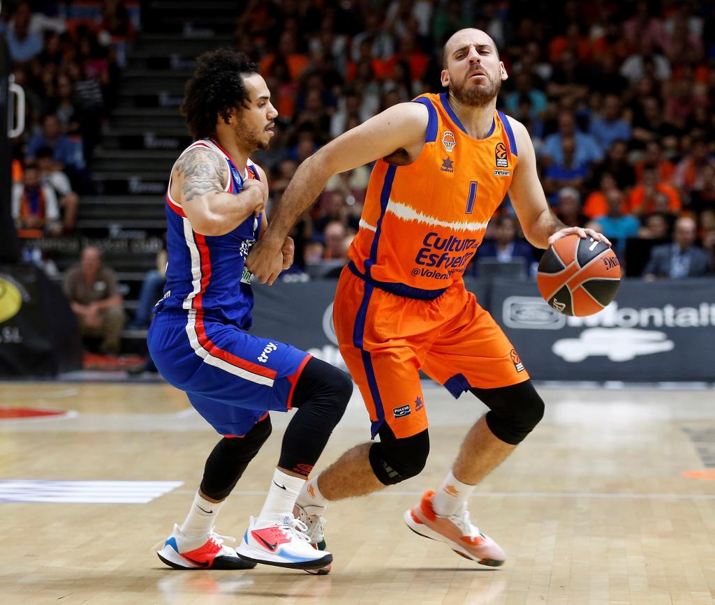 Ante Shane Larkin en un partido de Euroliga con el Valencia.