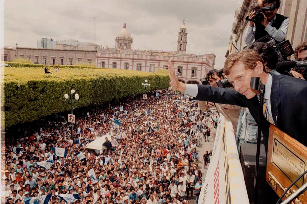 El jugador español saluda a la multitud de aficionados, que se han dado cita para recibirle en México.