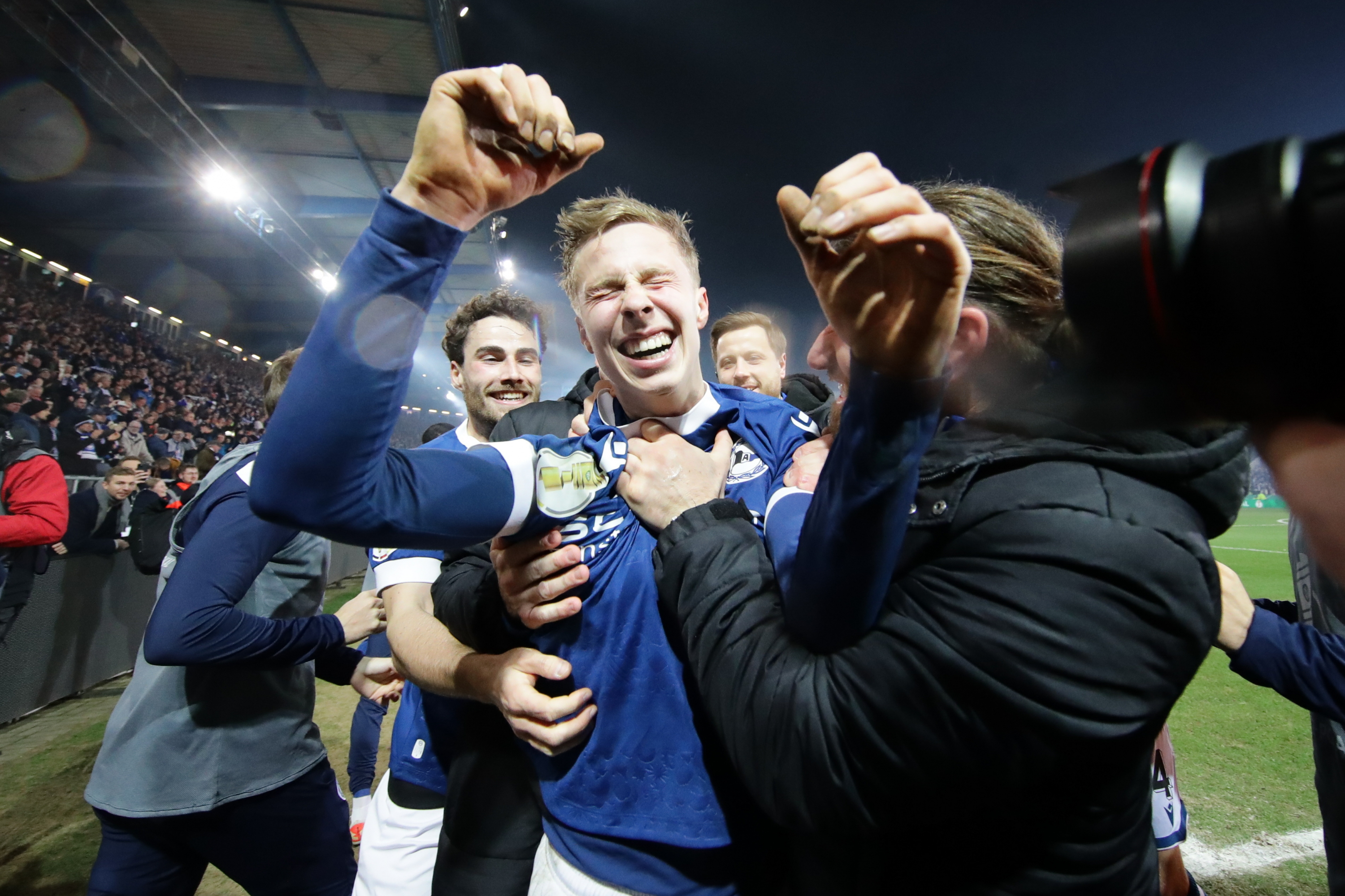 Los jugadores del Arminia Bielefeld celebran el pase.