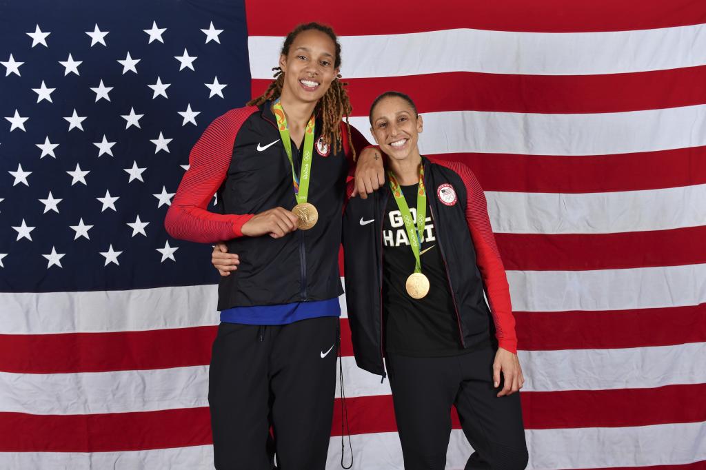 Diana Taurasi, junto a Brittney Griner, tras ganar el oro en los Juegos de Río en 2016.
