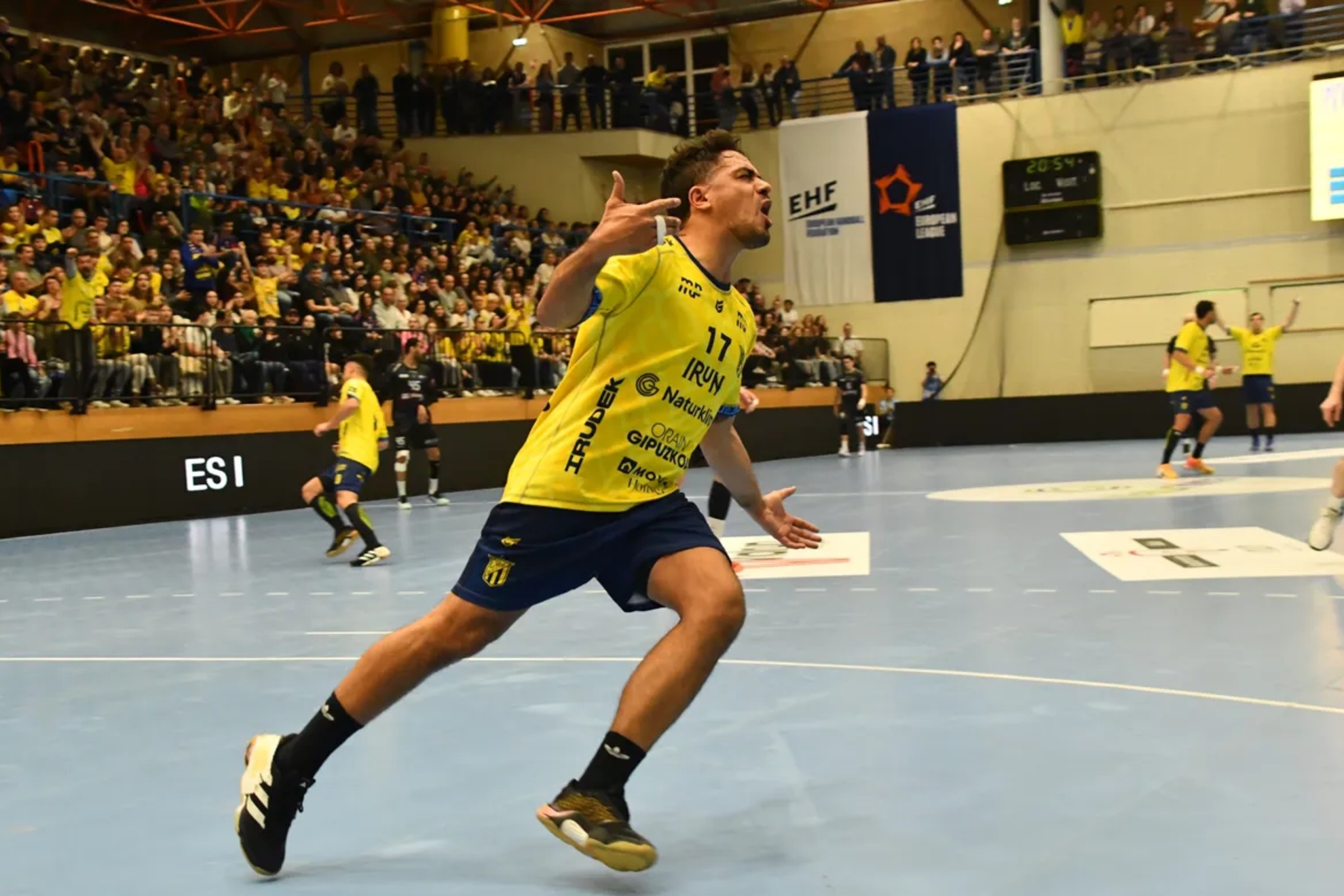 El lateral chileno del Bidasoa, Rodrigo Salinas, celebra un gol ante el Limoges.