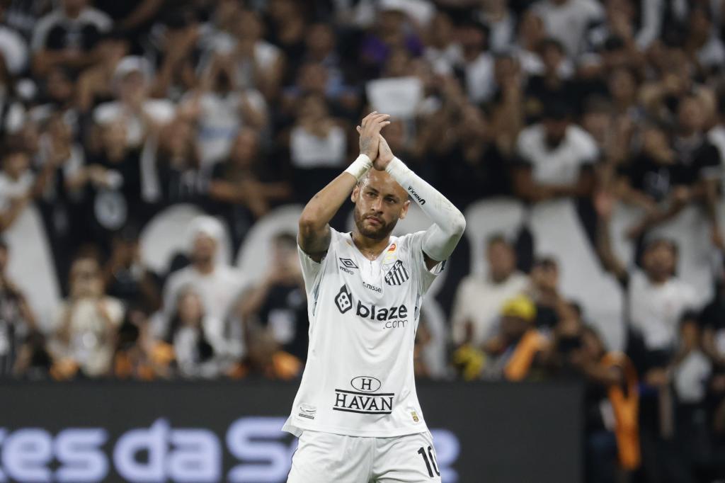 Neymar se despide al ser sustituido
