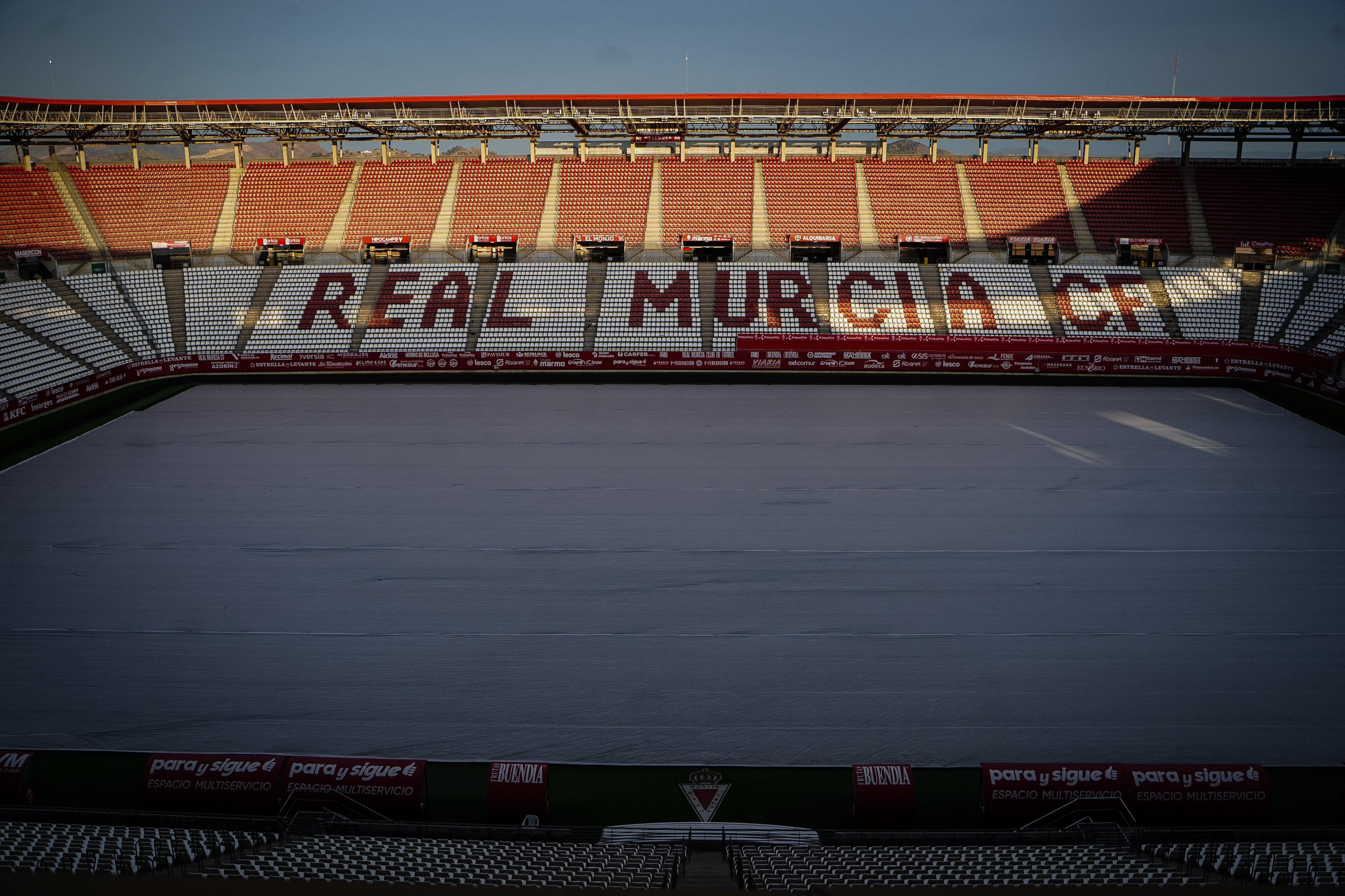 El Estadio Enrique Roca preparándose para el partido ante el Ibiza