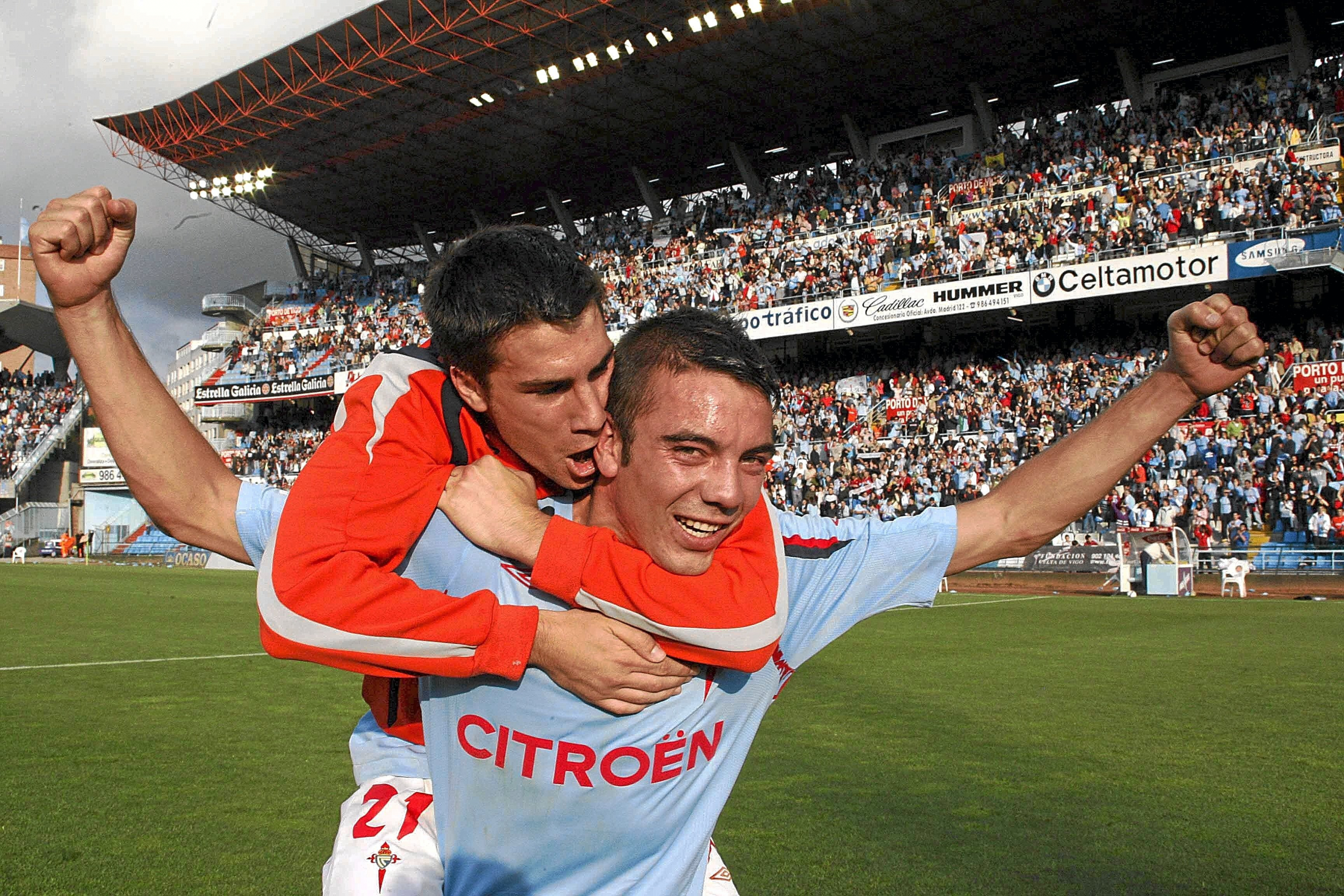 Dani abalo y Aspas celebrando la permanencia.