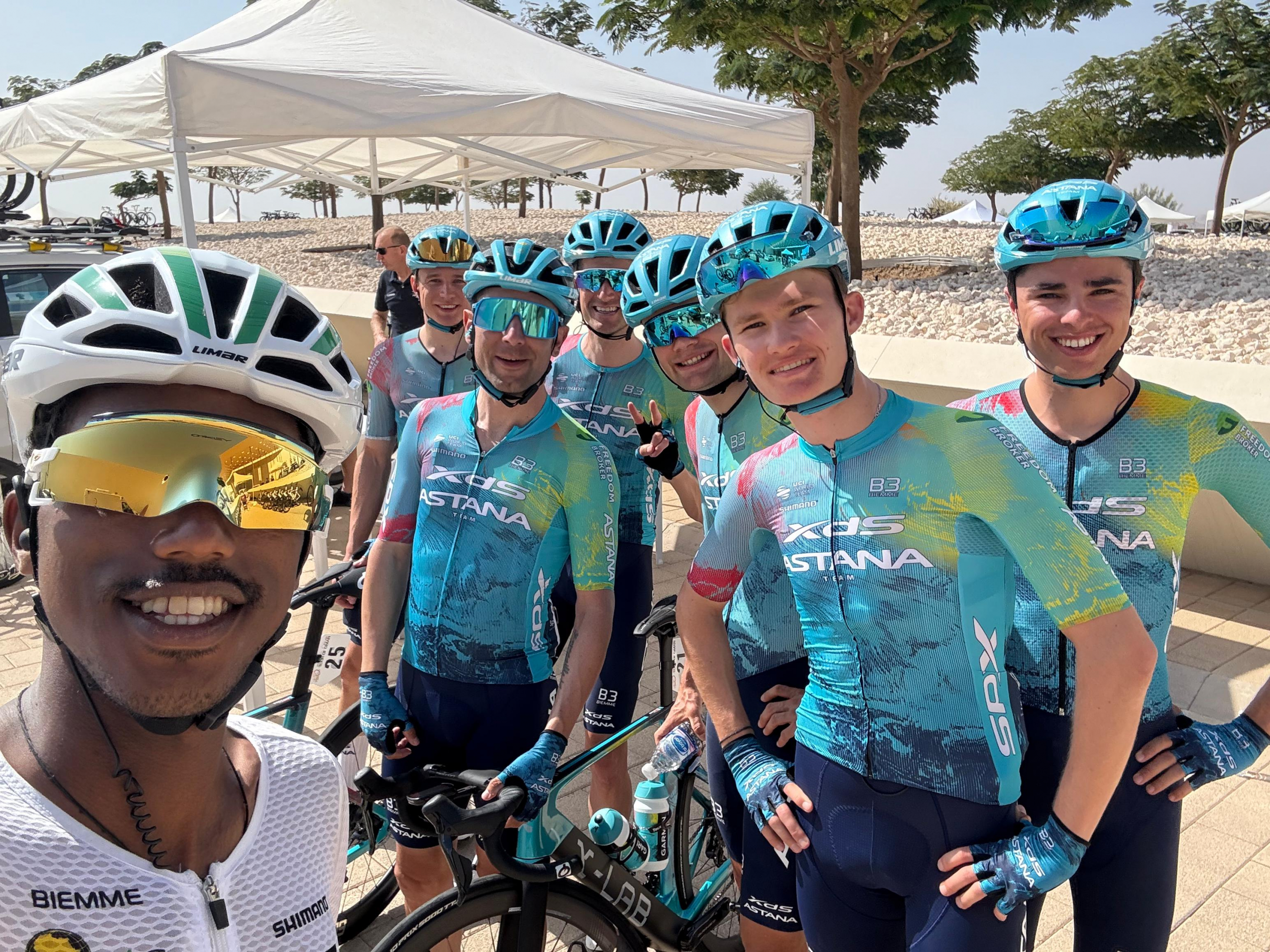 El equipo Astana posa antes del Tour de Omán.