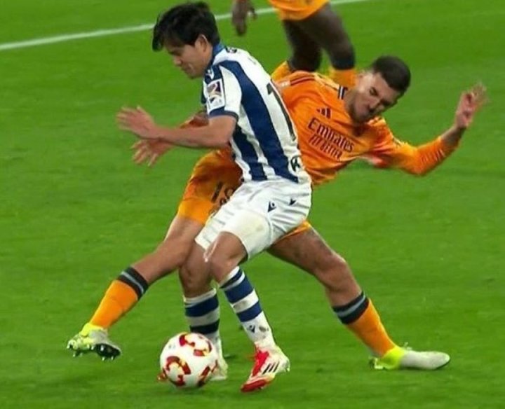 En este choque con la rodilla de Kubo se lesiona Ceballos.