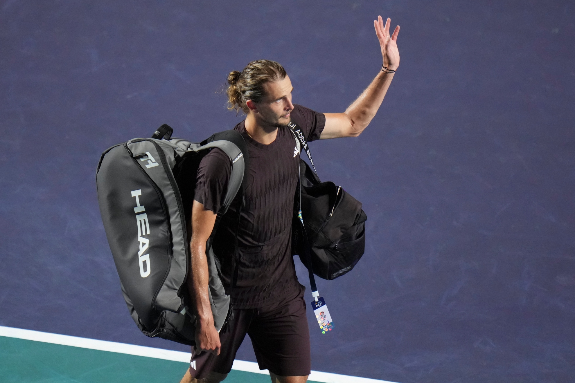 Zverev saluda a la grada de Acapulco.