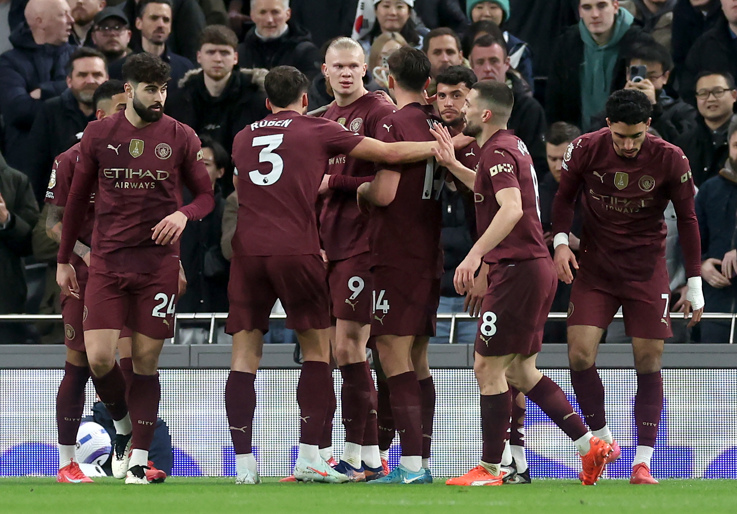 Los jugadores del City celebran el gol de Haaland.