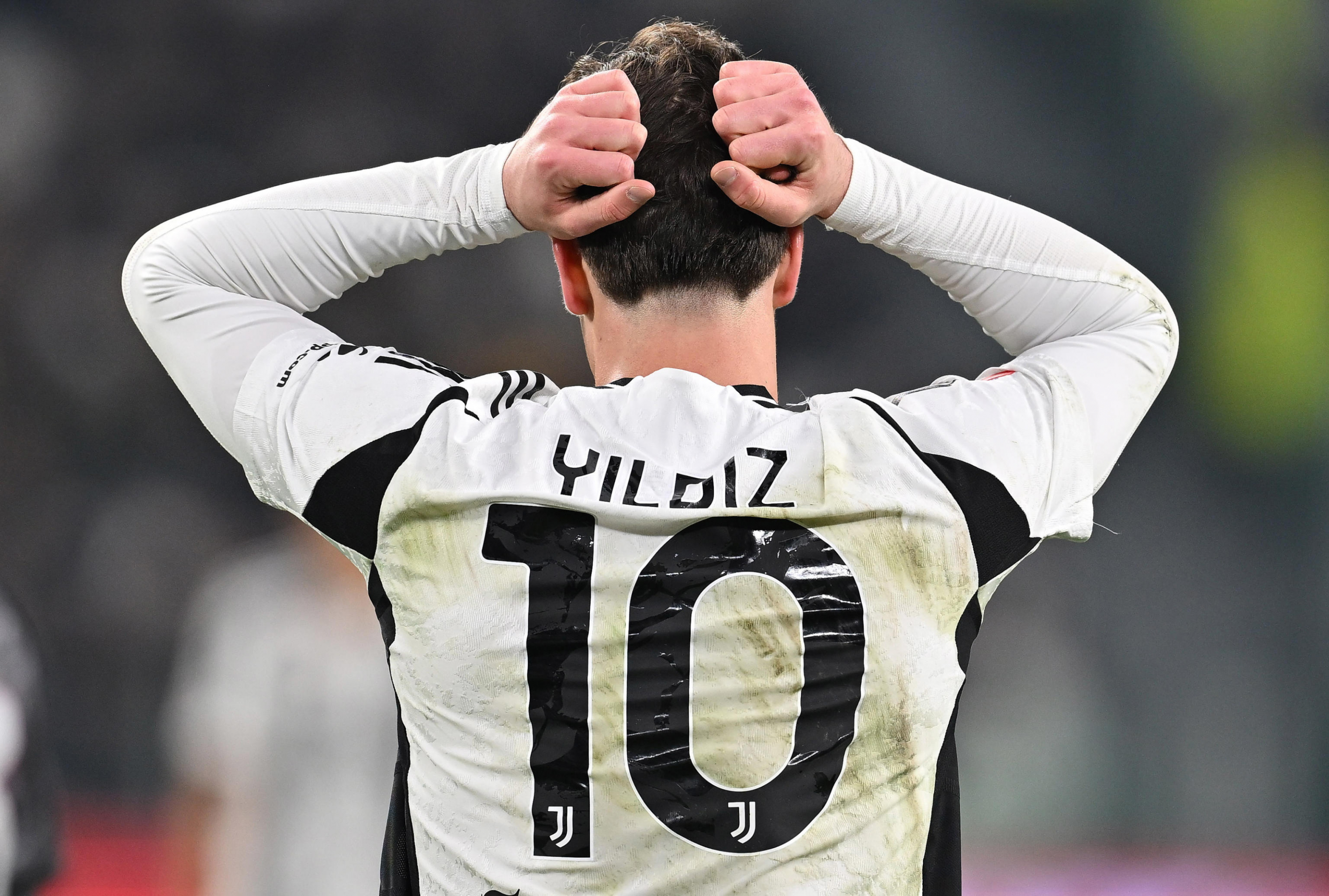 Kenan Yildiz si lamenta per la penalità fallita.