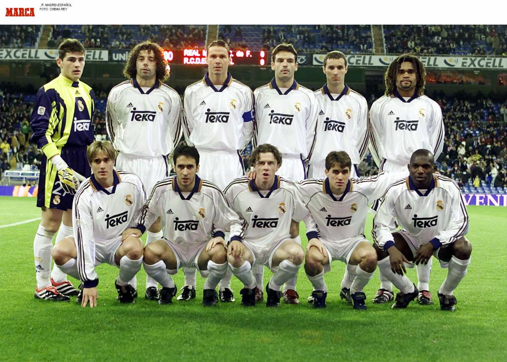 Once del Real Madrid ante el Espanyol en Copa en el año 2000. Dorado, abajo a la izquierda.