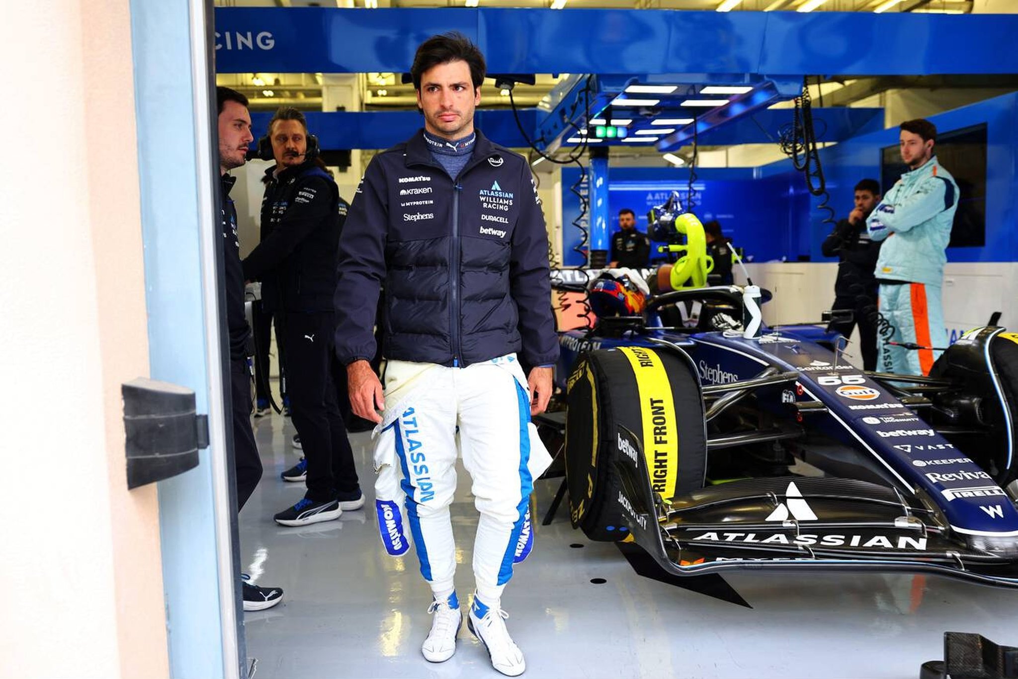 Carlos Saiunz, en el box de Williams este jueves.