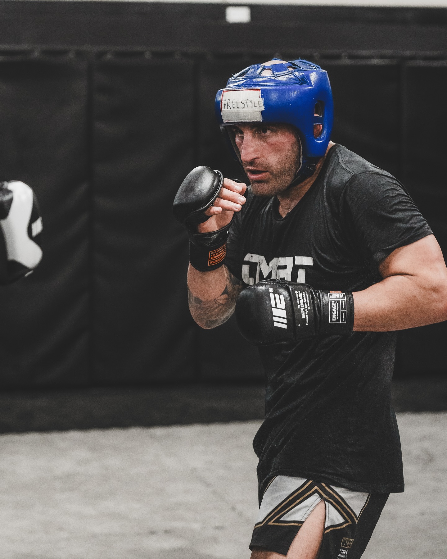 Volkanovski entrena en su gimnasio.