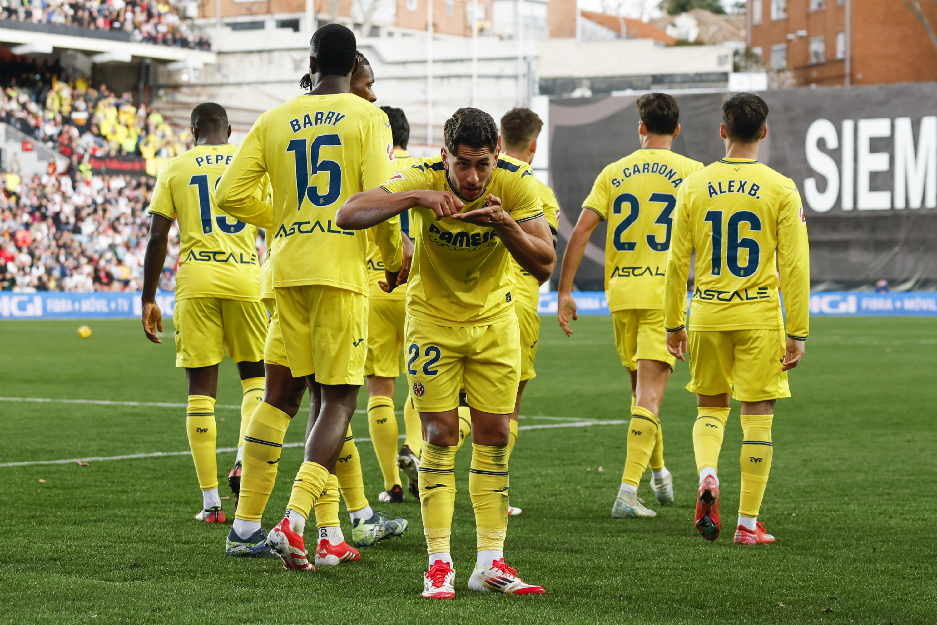 Ayoze Pérez, máximo anotador del 'submarino amarillo' (11), celebra el primer gol de su equipo ante el Rayo