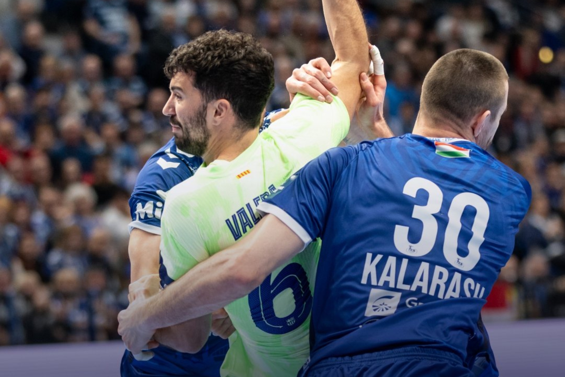 El central del Barça Pol Valera es defendido por el Pick Szeged.