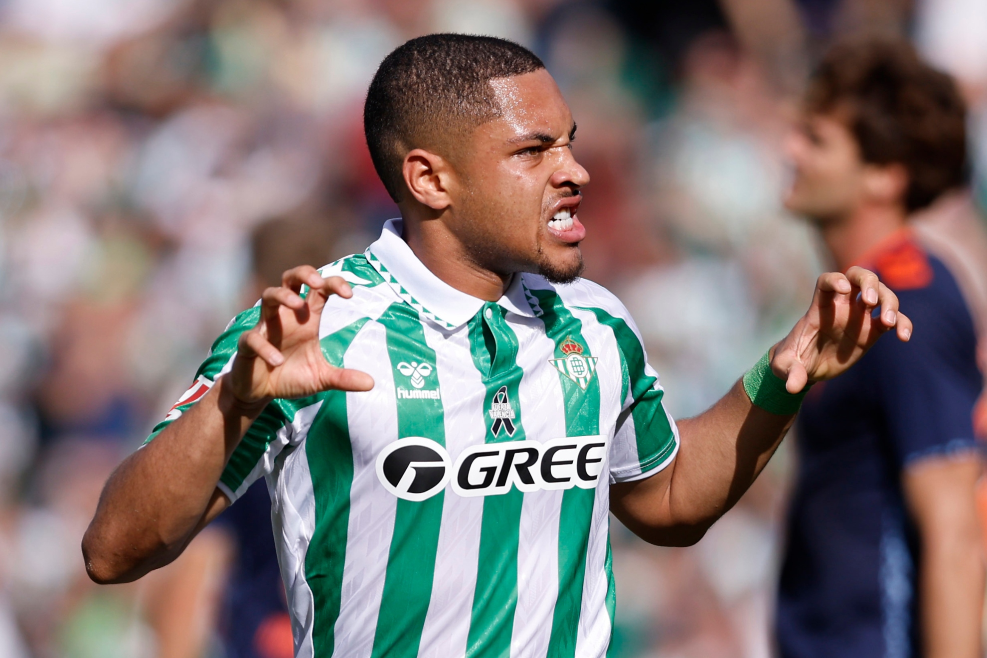 Vitor Roque celebra un gol con el Betis.