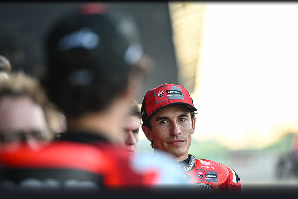 Marc mira a Pecco.