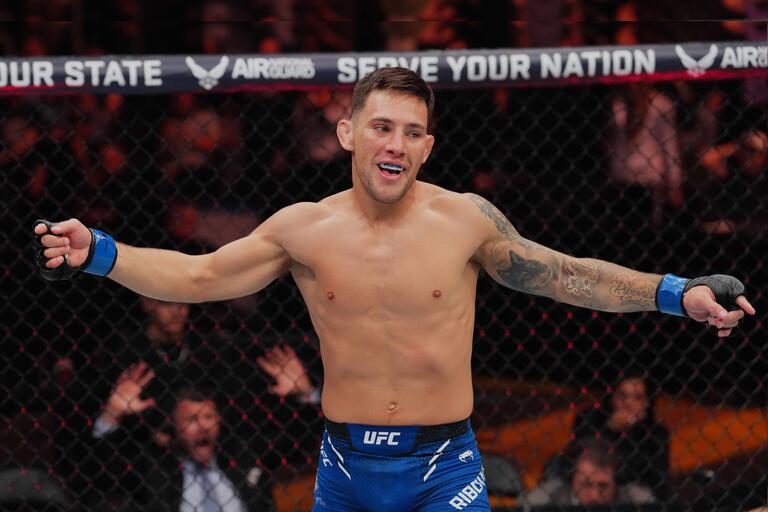 Esteban Ribovics, en una pelea de UFC.