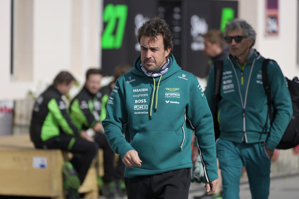 Alonso, yendo a boxes por la mañana, en el día 3 en Bahréin.