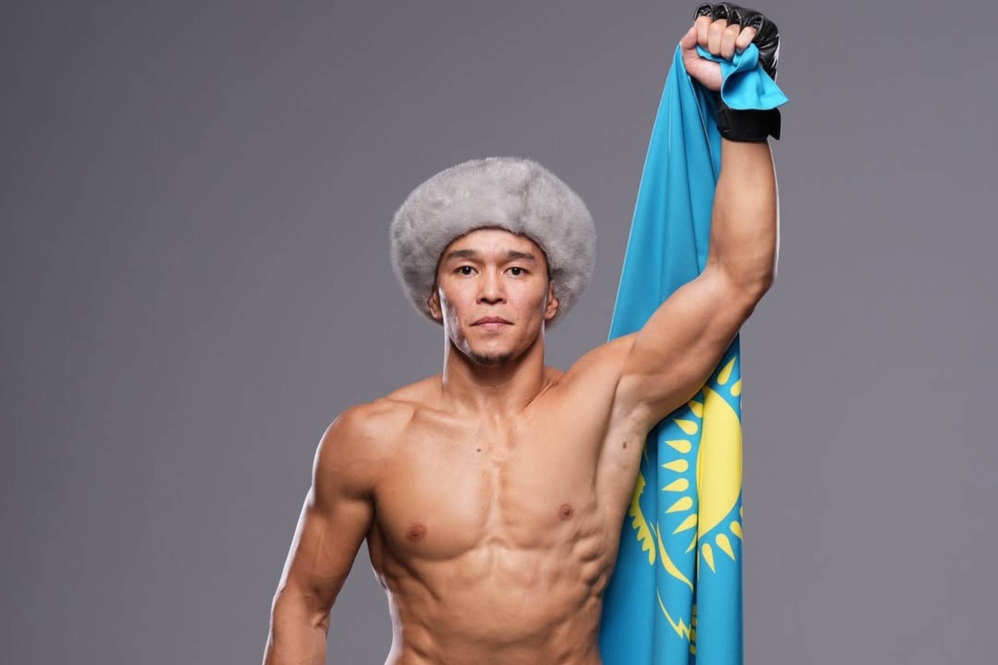 Asu Almabayev posando durante la semana de combate.