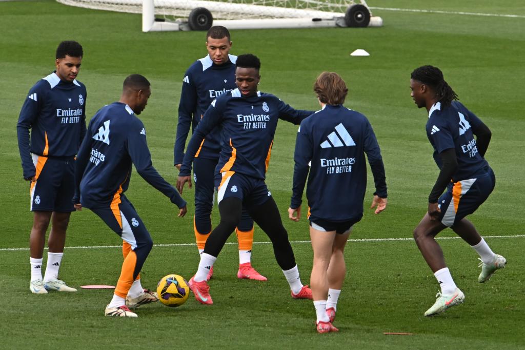 MADRID, 28/02/2025.- Los jugadores del Real Madrid (i-d), Rodrygo, Alaba, Mbappé, Vinicius, Modric y Camavinga durante el entrenamiento realizado este viernes en la Ciudad Deportiva de Valdebebas, para preparar el partido de LaLiga que el equipo disputa este sábado ante el Betis, en el Benito Villamarín, en Sevilla. EFE/Fernando Villar