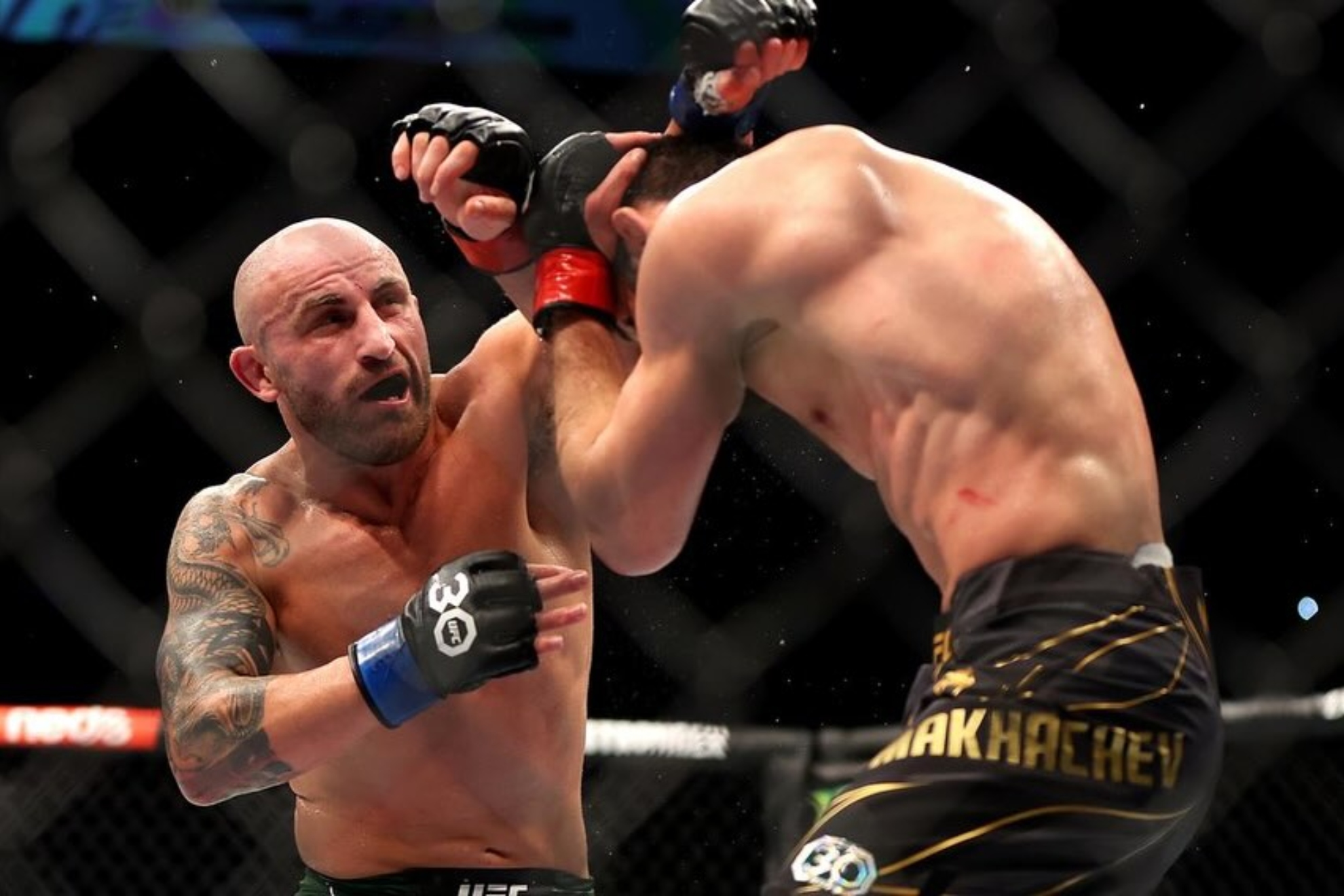 Volkanovski, durante su primer combate ante Makhachev.