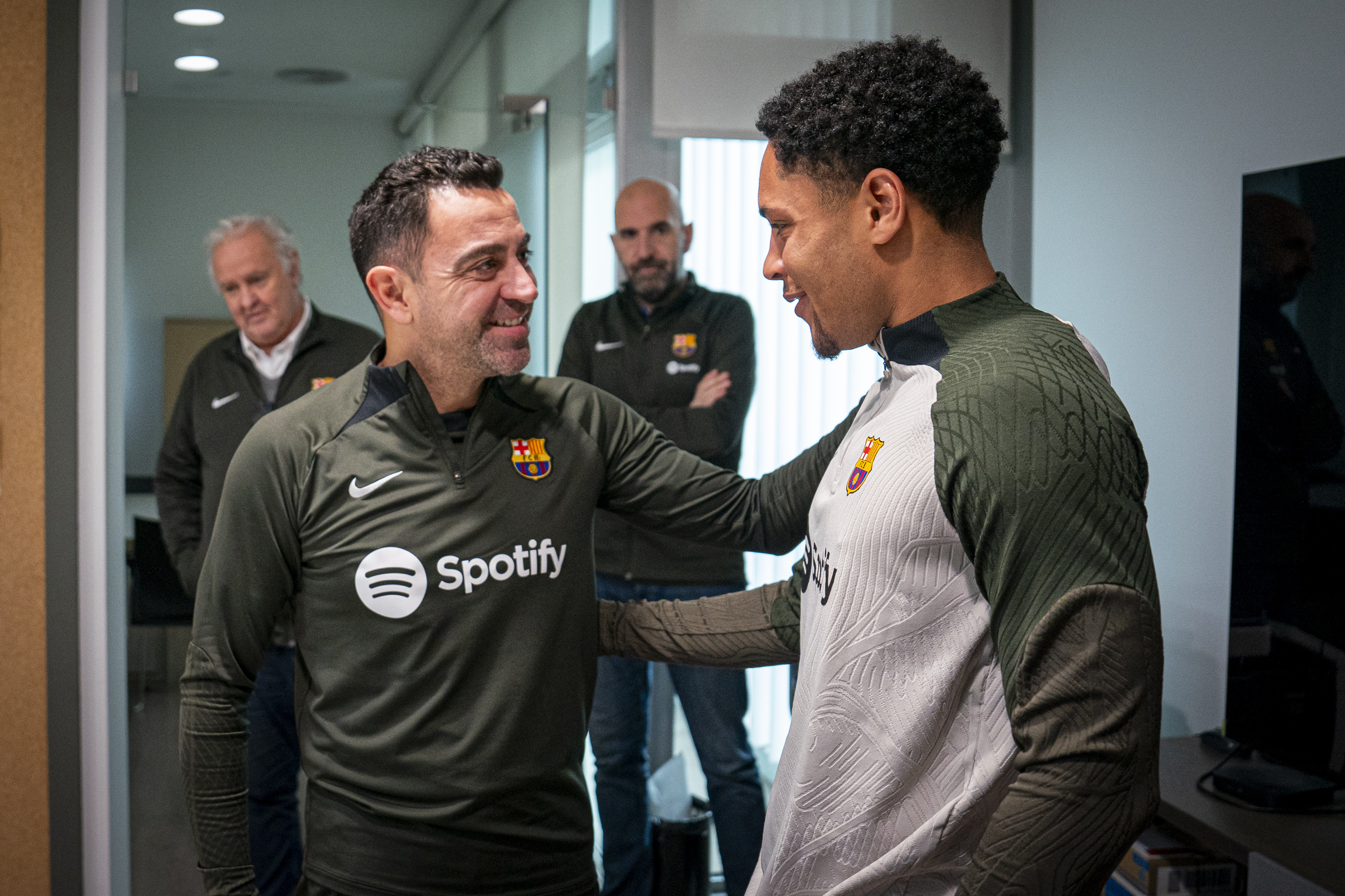 Xavi y Vitor Roque.