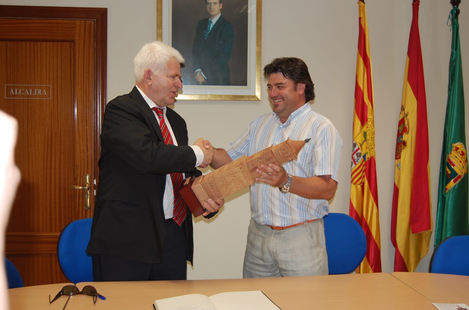 Spassky con Alvaro Amador, alcalde de Alcubierre en 2009