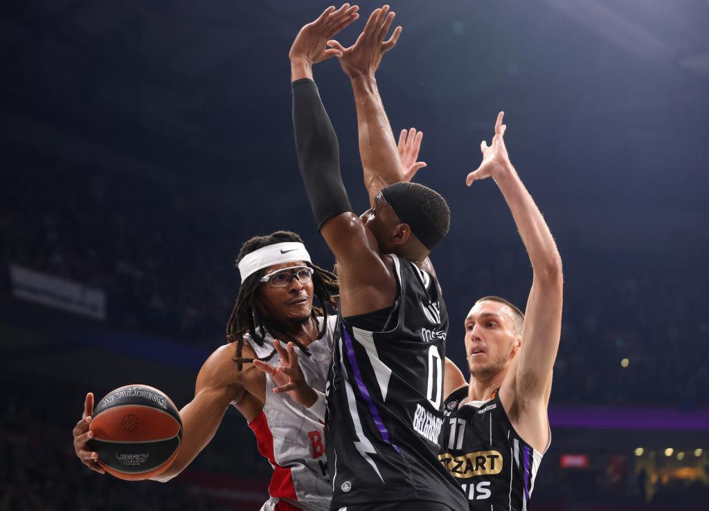 Chima Moneke trata de encontrar un pase entre Brandon Davies y  Aleksej Pokusevski.