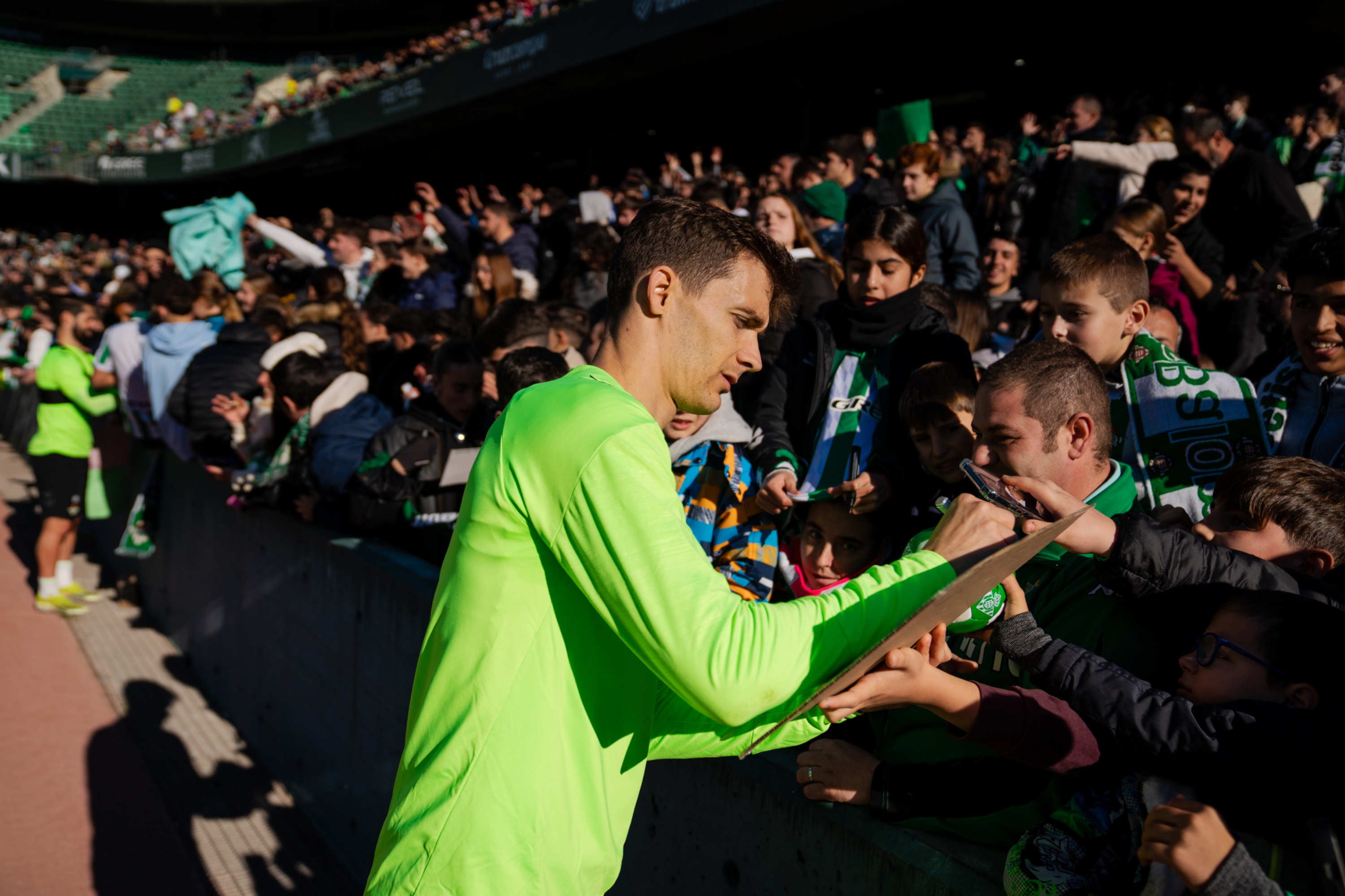 Diego Llorente, firmando autógrafos