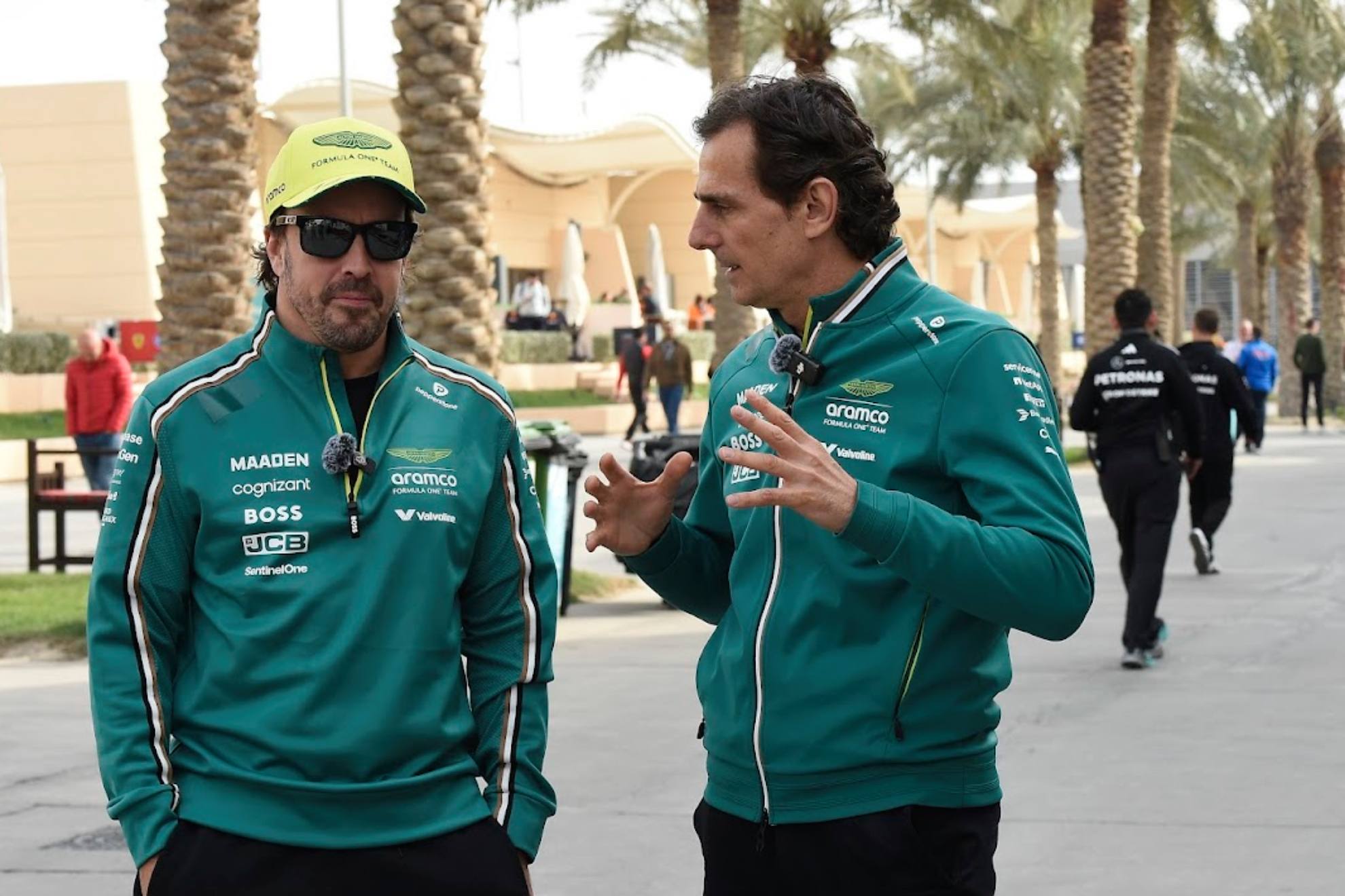 De la rosa y Alonso, en el 'paddock' de Bahréin durante los test de pretemporada.