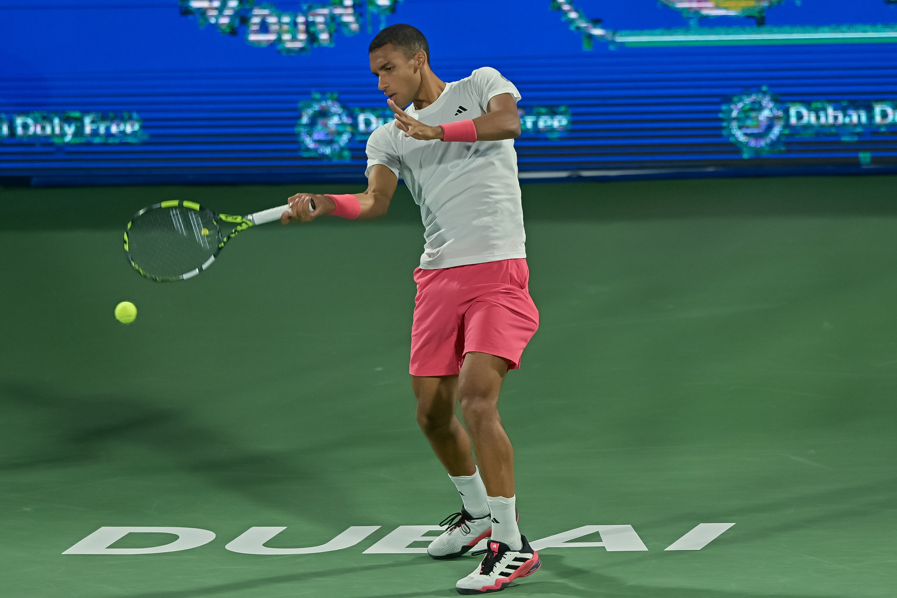 Aliassime pega de derecha.