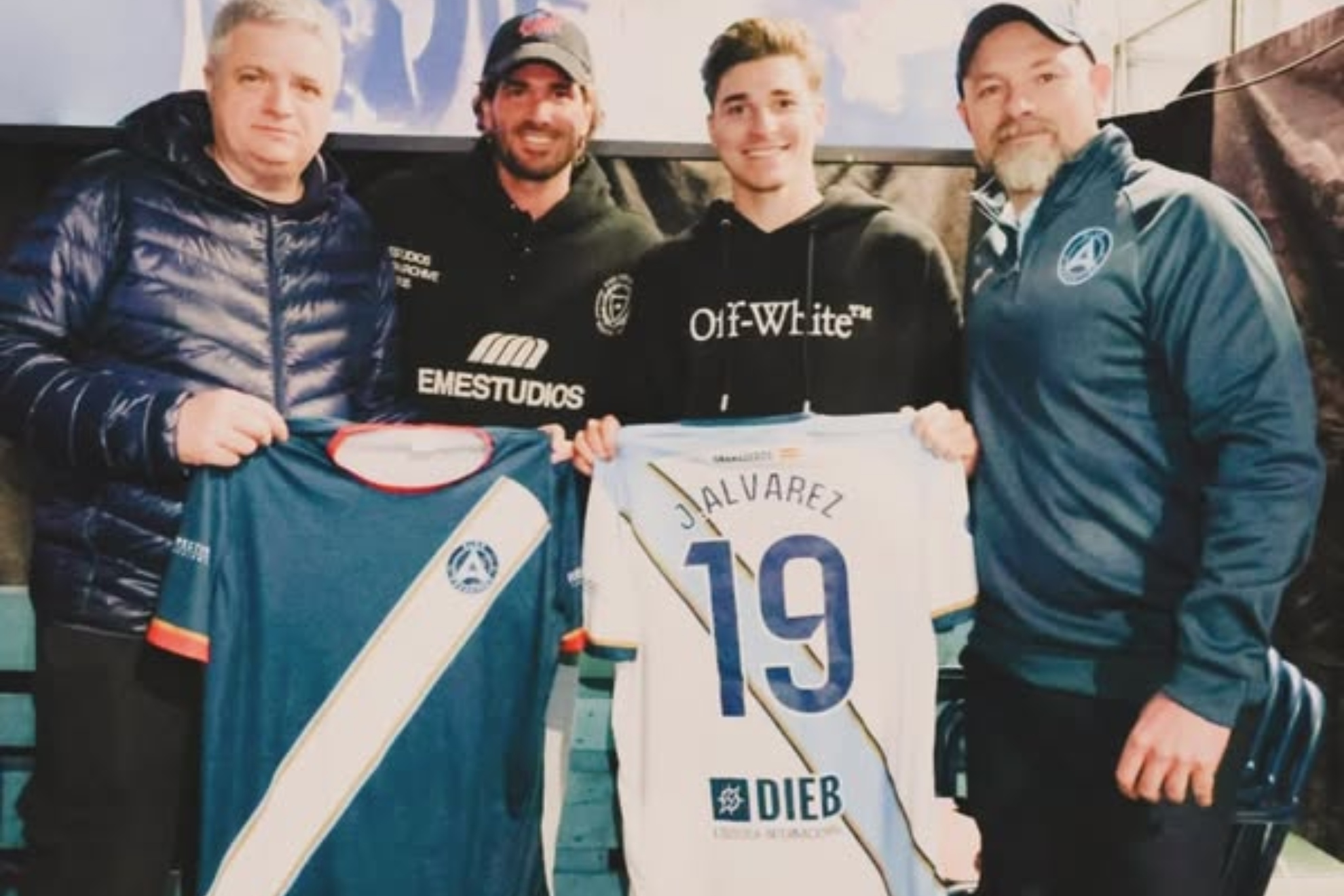 Julián Alvarez y De Paul no dudan en hacerse foto con la camiseta de Argentino.