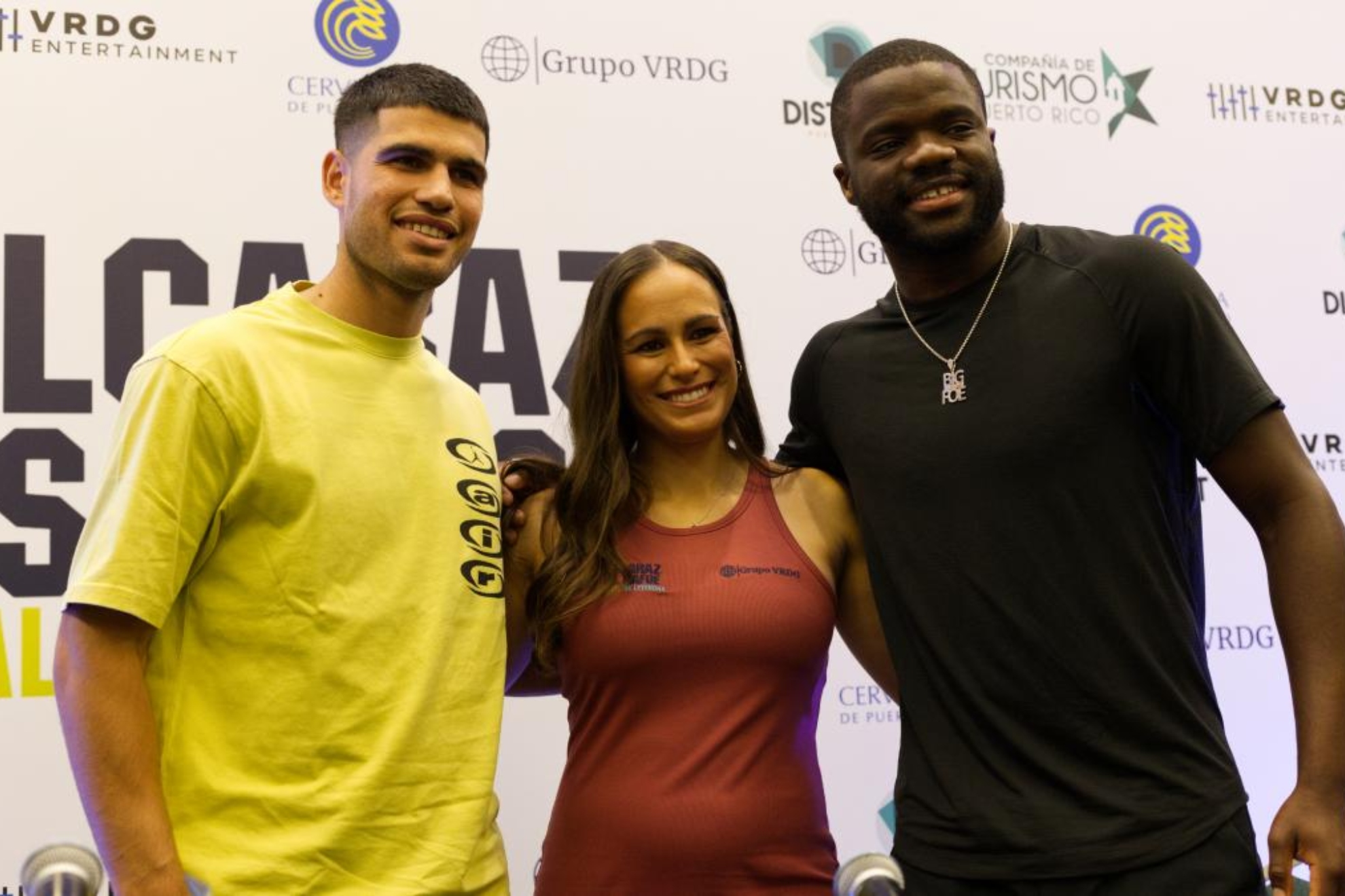 Carlos Alcaraz, Mónica Puig y Frances Tiafoe, antes de la exhibición de Puerto Rico