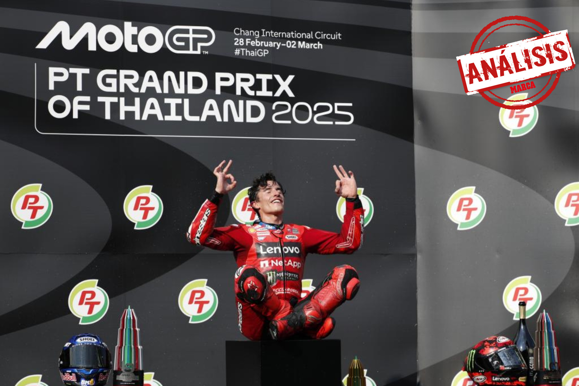 Marc Márquez, en posición zen en el podio de Tailandia.