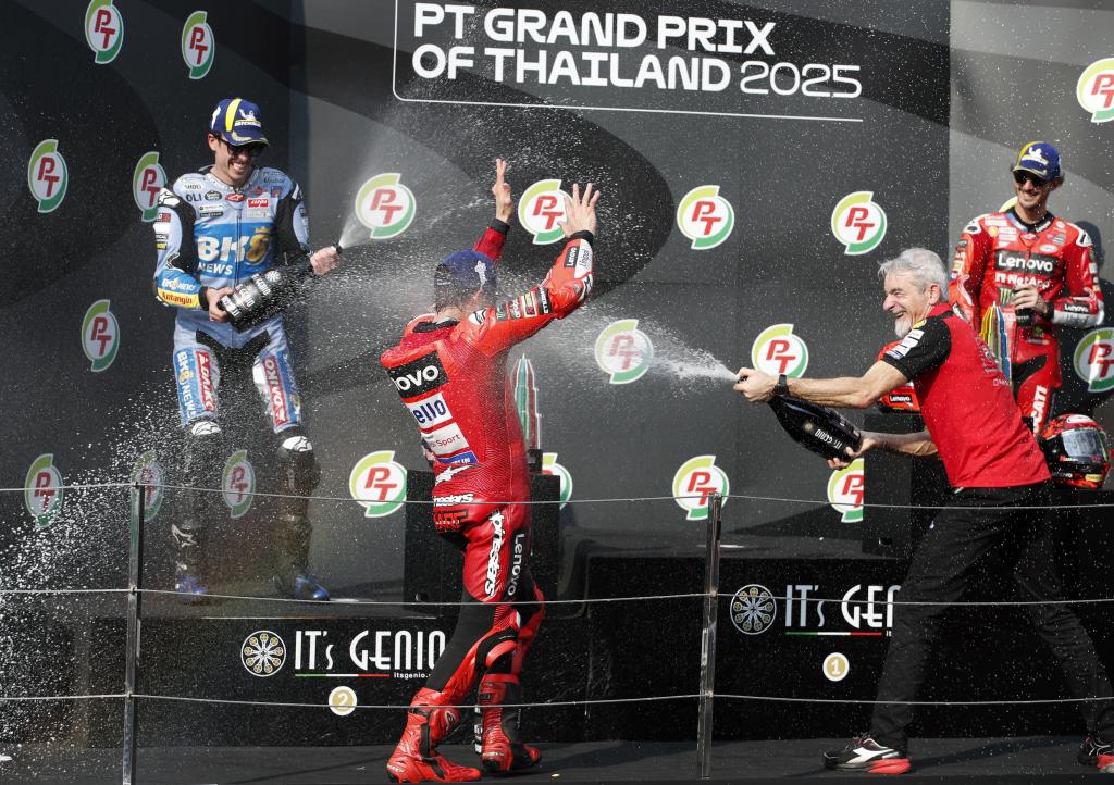 Marc, regado por Gigi Dall'Igna, CEO de Ducati Corse.