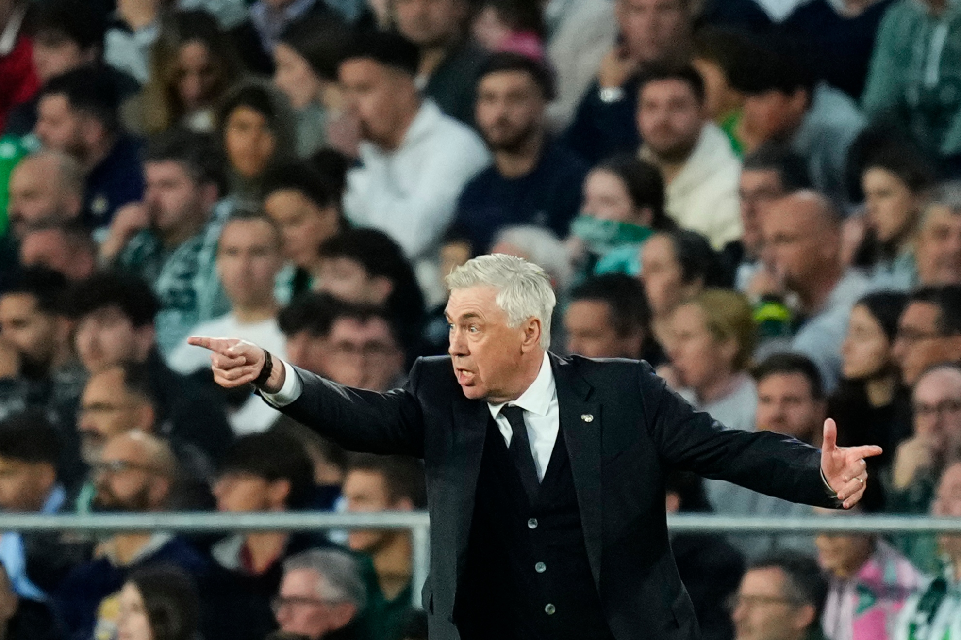 Ancelotti, dando instrucciones frente al Betis