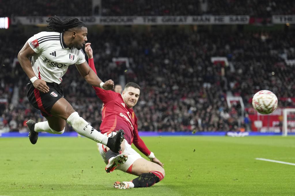 Adama Traoré lanzando un centro frente al Manchester United