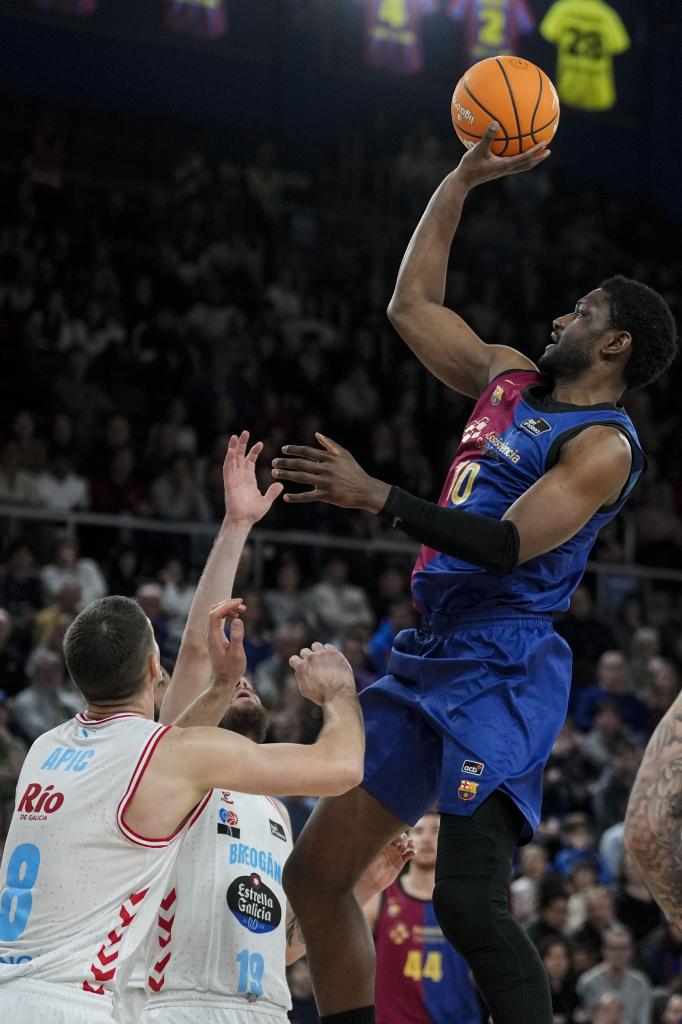 Chimezie Metu lanza a canasta ante el Río Breogán.