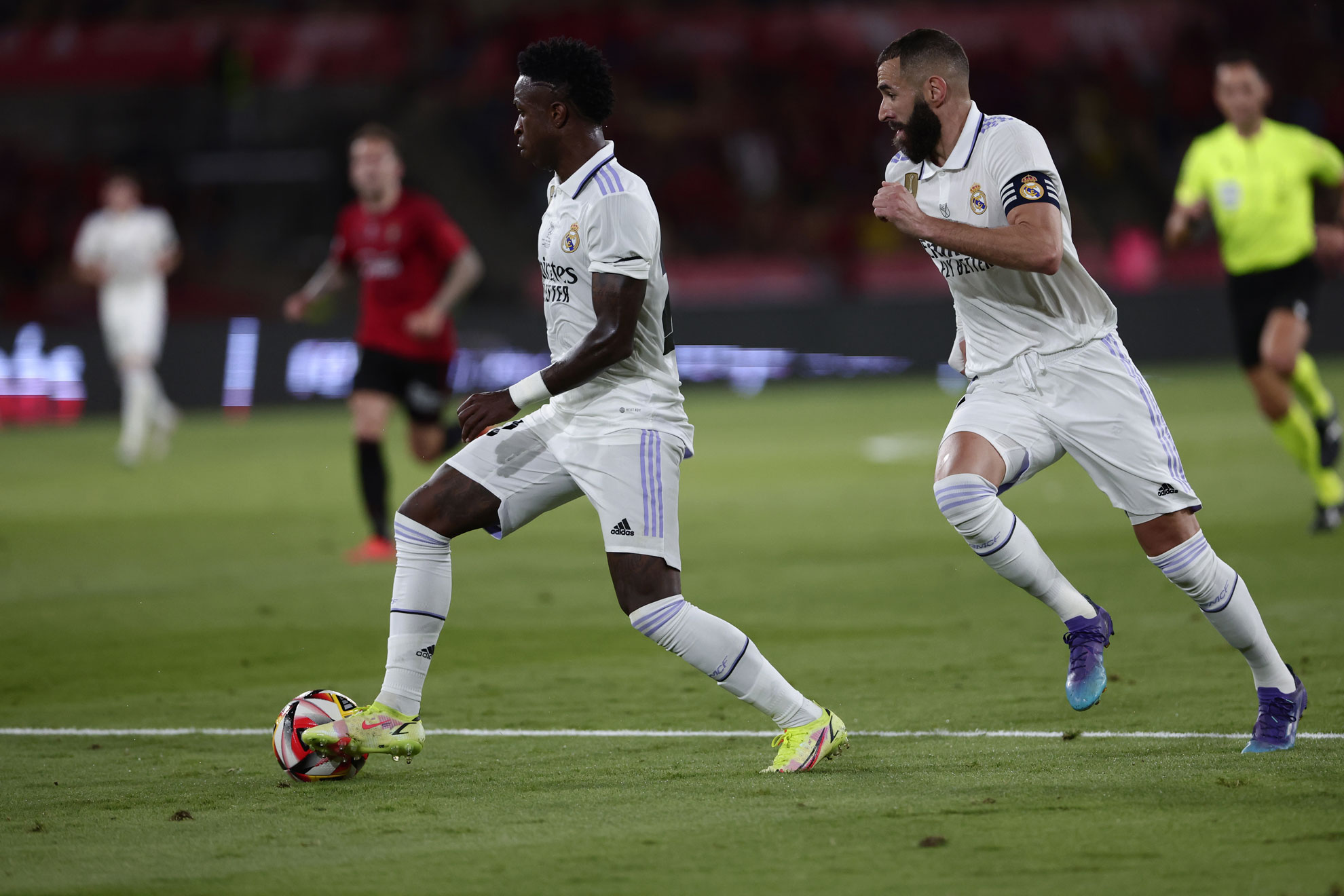Benzema dobla a Vinicius en un partido con el Madrid.