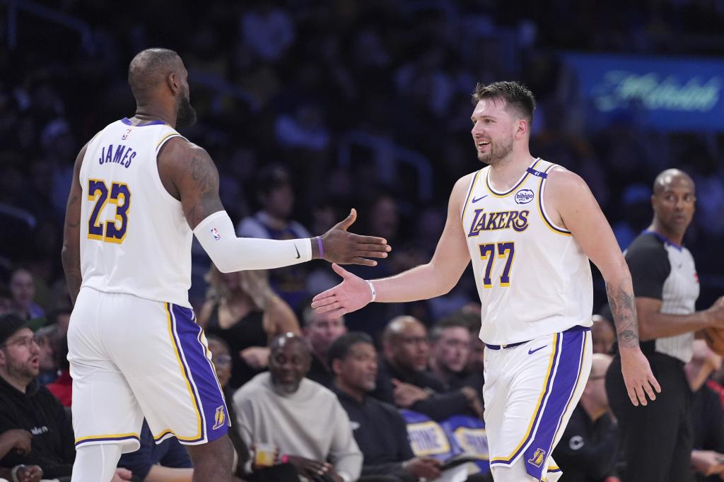 Luka Doncic choca su mano con la de LeBron James en el partido ante los Clippers.