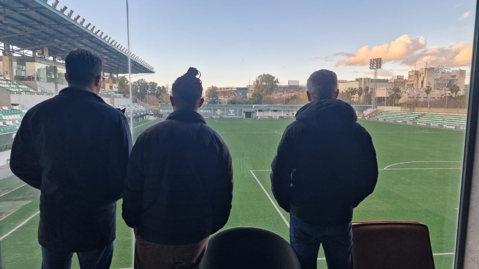 Antony y su agente, en su primer día en la Ciudad Deportiva del Betis