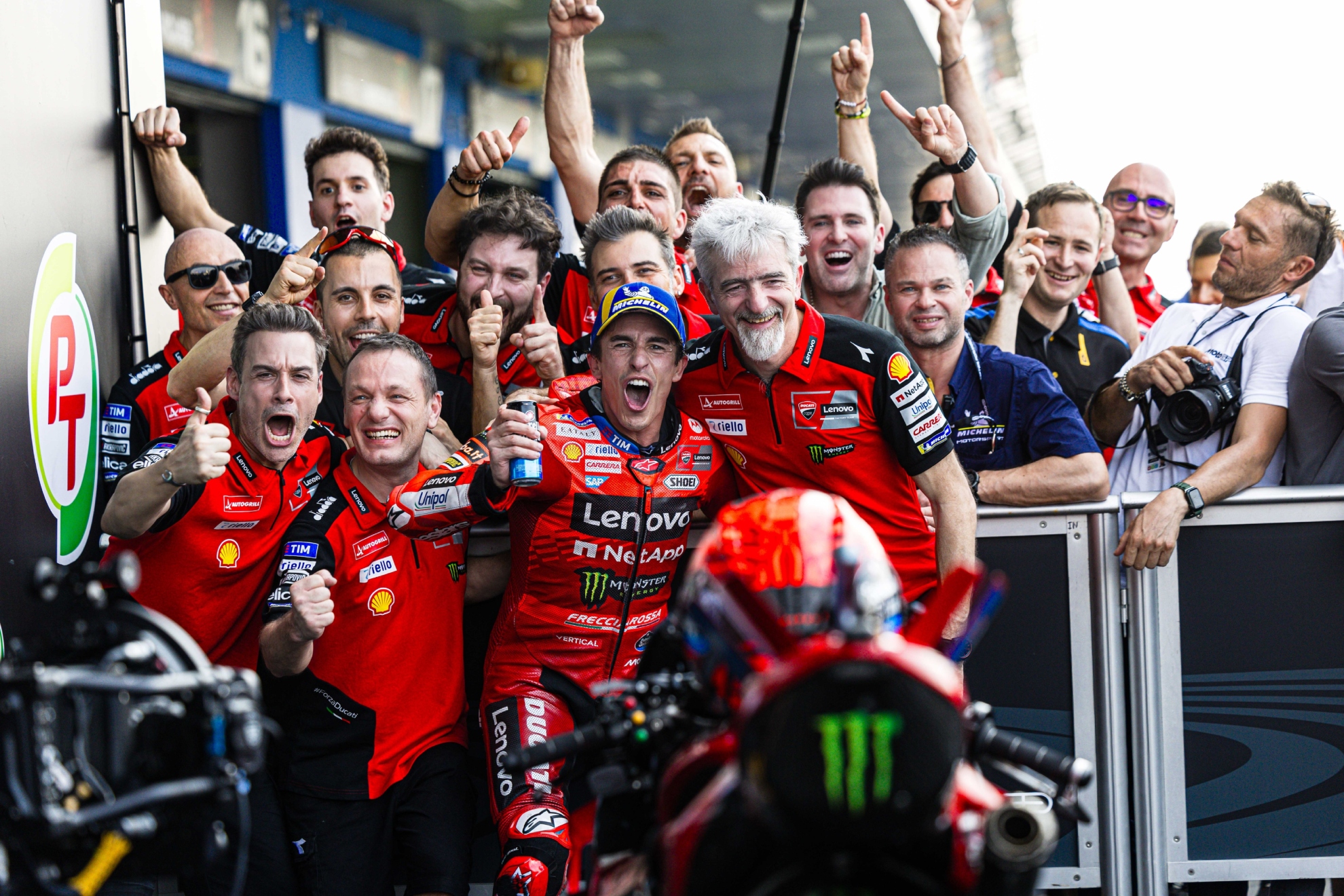 Marc, con Dall'Igna y su parte del box de Ducati.