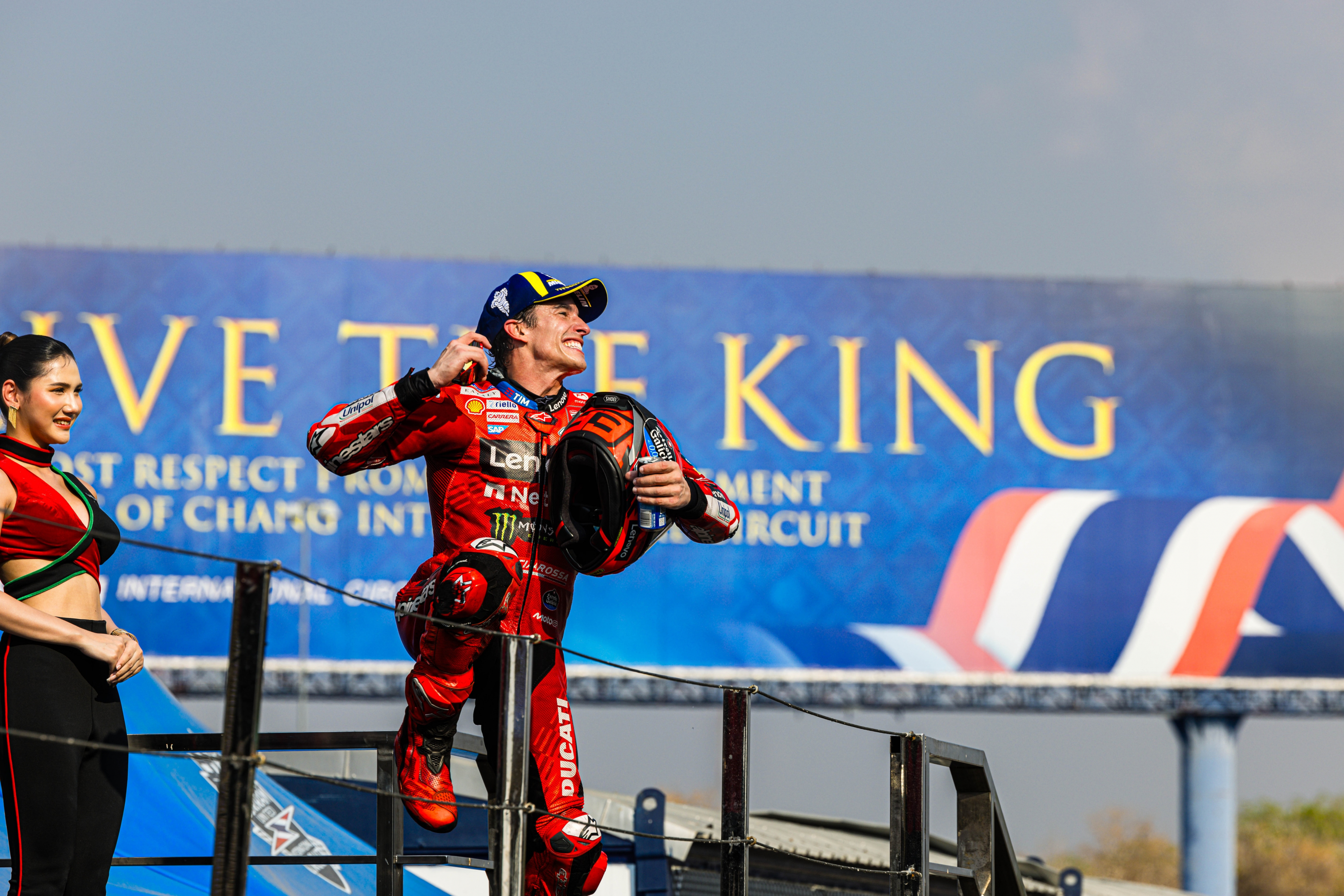 Marc Márquez, con la pancarta al fondo de 'Larga vida al rey'.