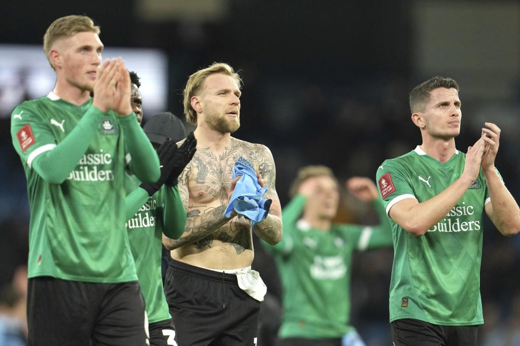 Los jugadores del Plymouth aplauden a sus aficionados tras caer en el feudo del City.