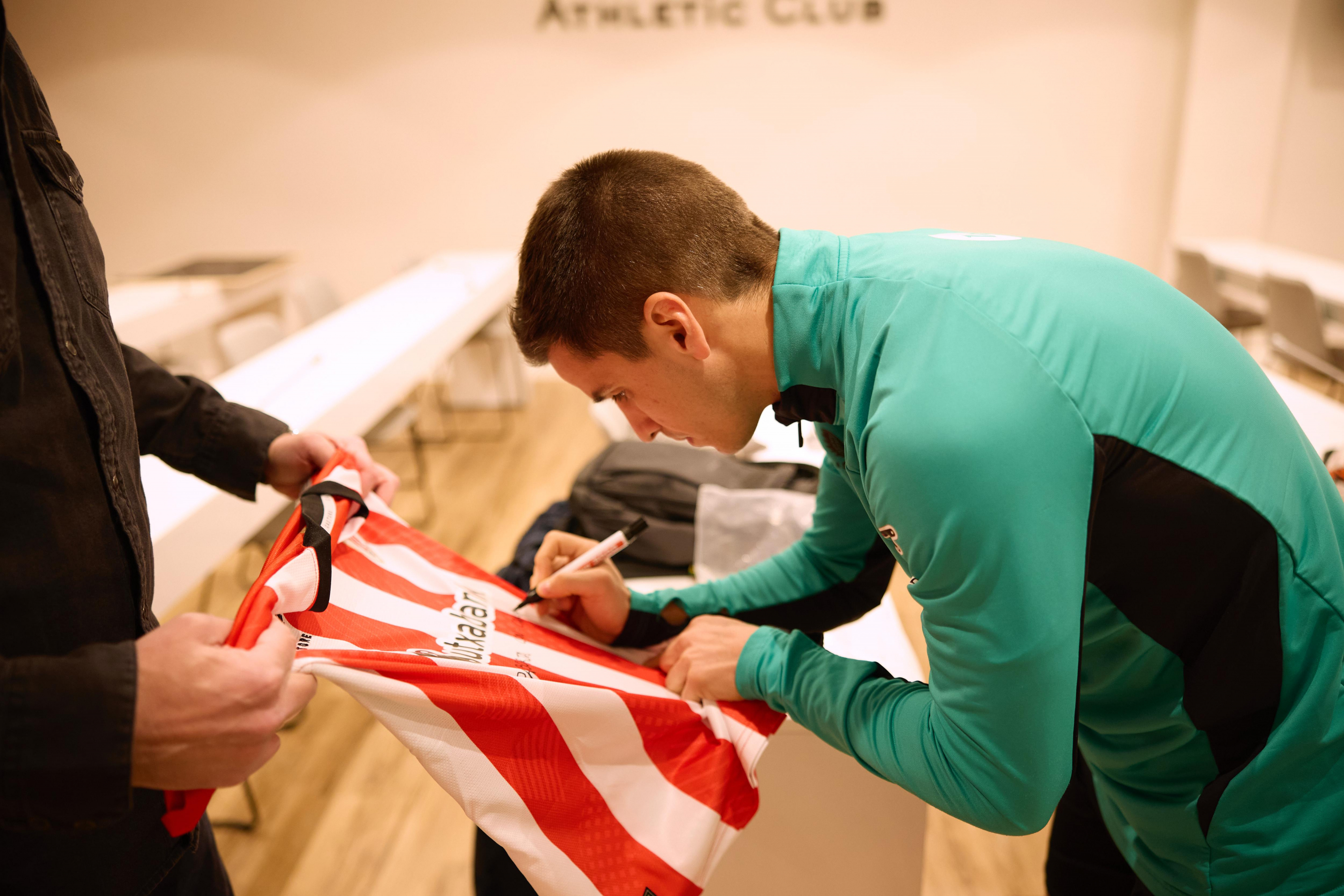 El centrocampista firma una camiseta del Athletic.