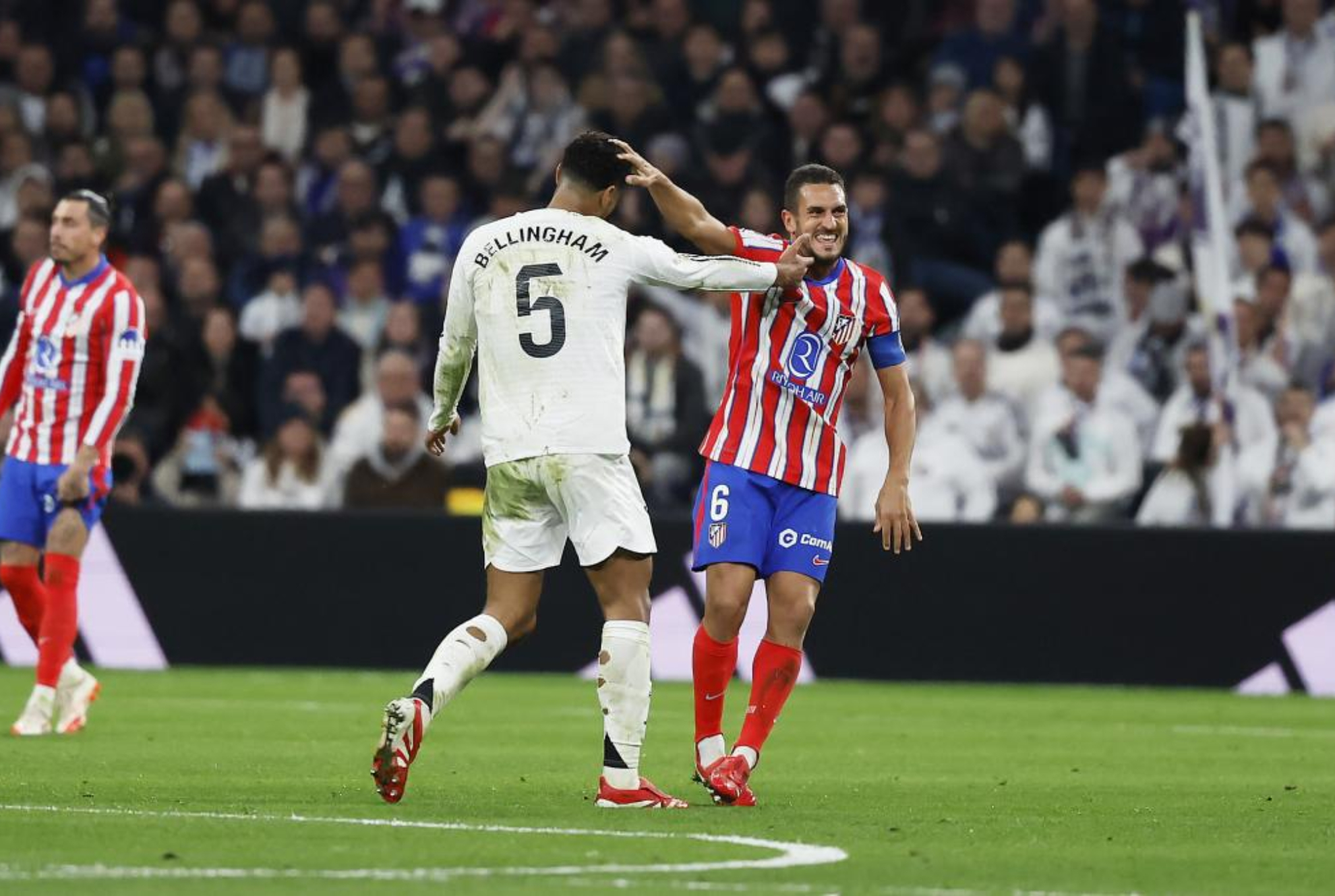 Bellingham (21) y Koke (33) durante el derbi de esta temporada en LaLiga
