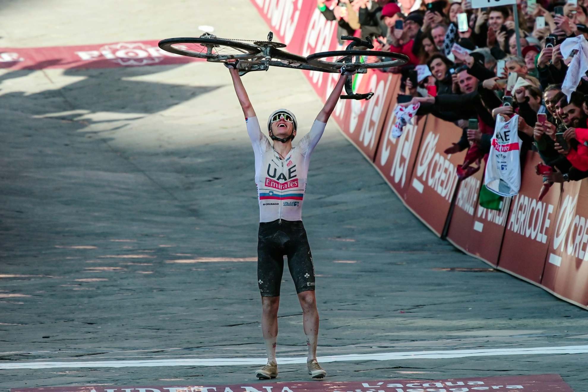 Tadej Pogacar celebre su victoria en la Strade Bianche 2024.