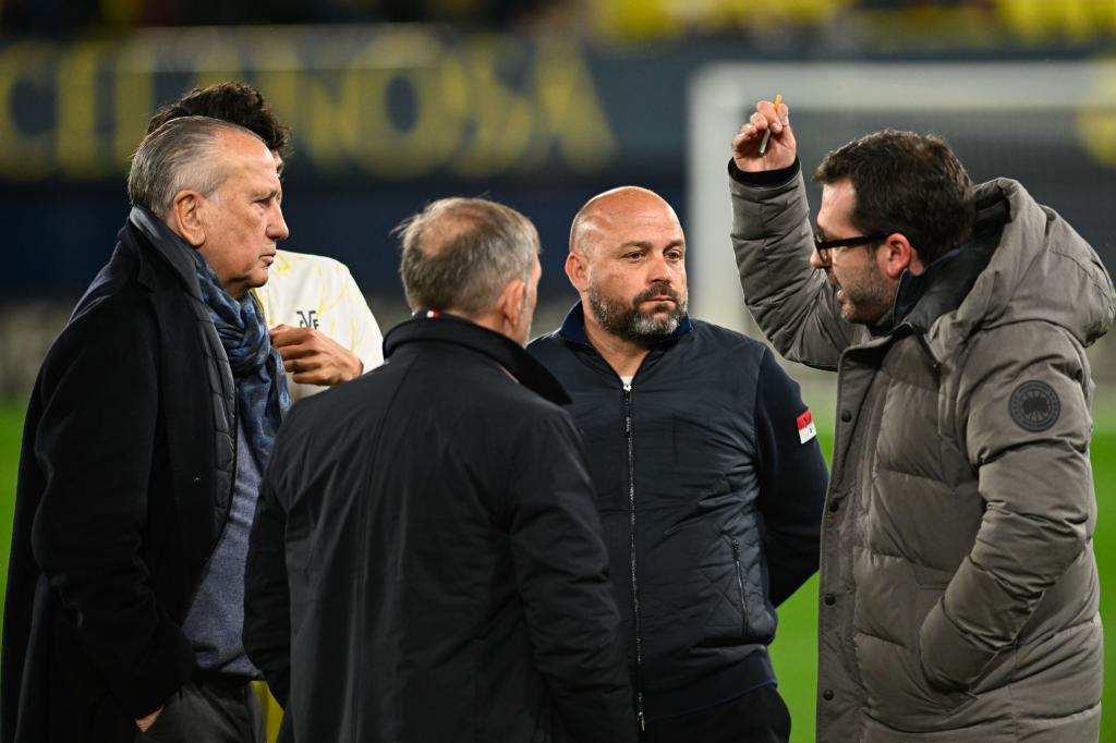 El presidente del Villarreal Fernando Roig Alfonso (i) habla con su hijo Fernando (d) y con el entrenador del RCD Espanyol José Manuel González (2d) tras conocer la suspensión del partido